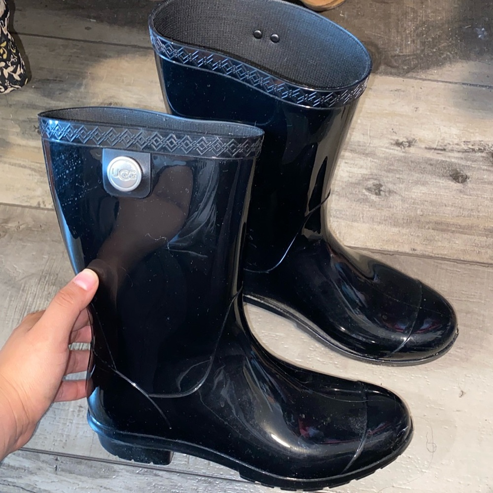 UGG rain boots with furry insole